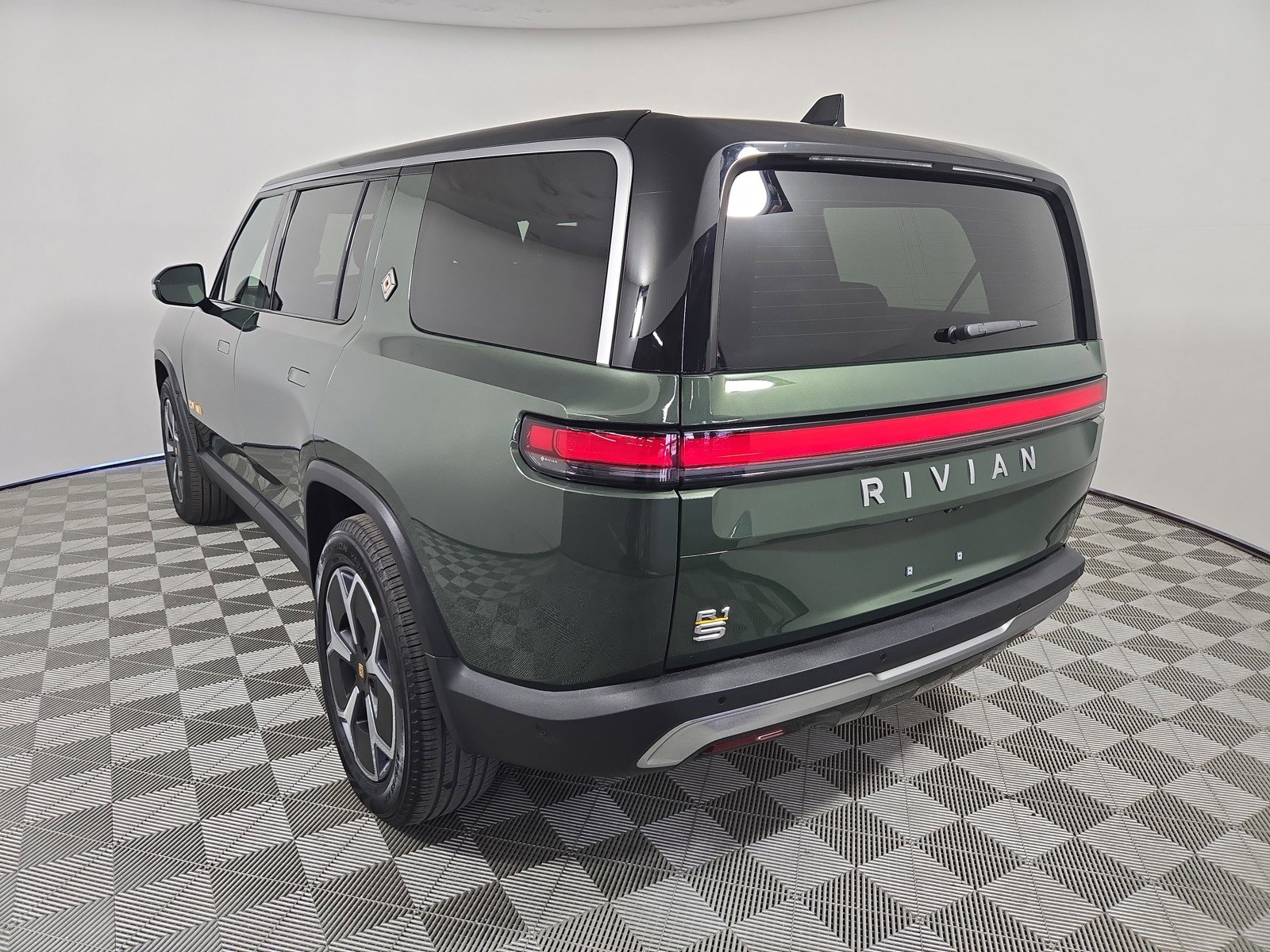 Used 2024 Rivian R1S Adventure image 3