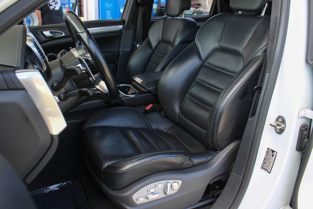 Used 2015 Porsche Cayenne Turbo AWD/4WD image 16