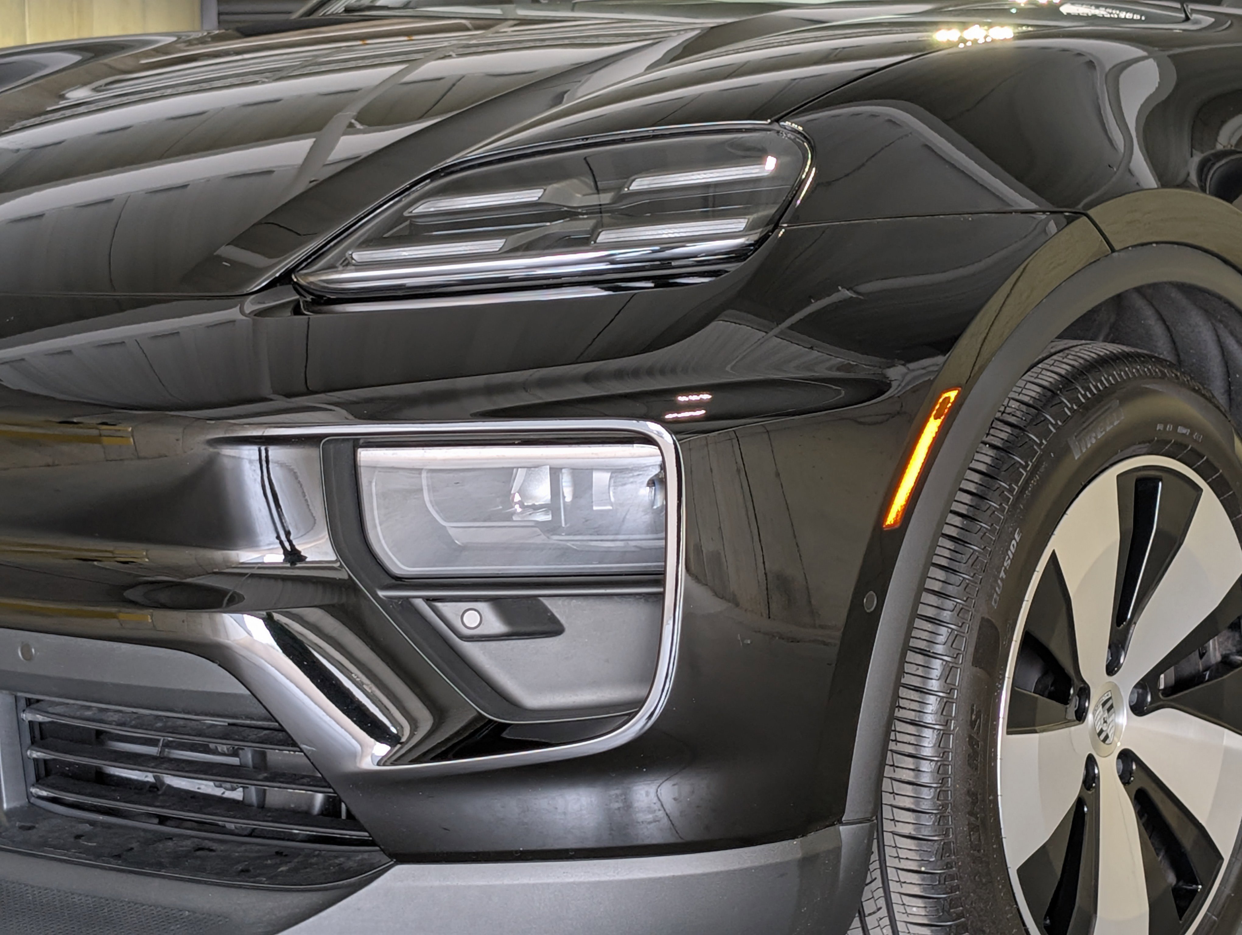 Certified 2025 Porsche Macan Electric image 13