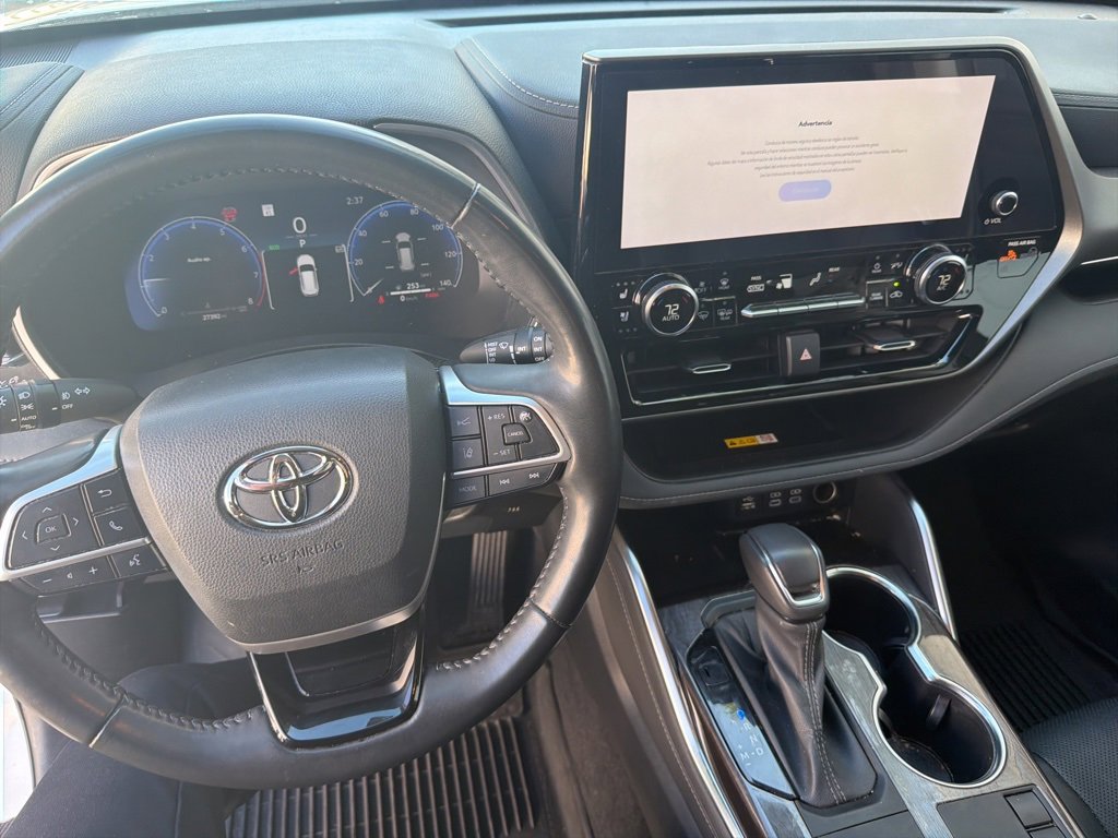 Used 2023 Toyota Highlander L image 16