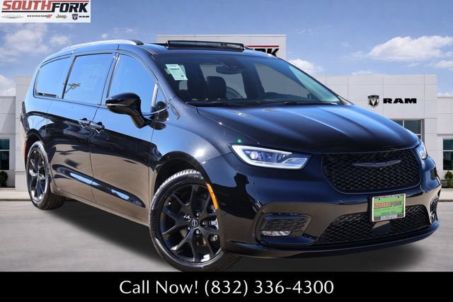 New 2026 Chrysler Pacifica Limited w/ Uconnect Theater Family Group FWD image 1