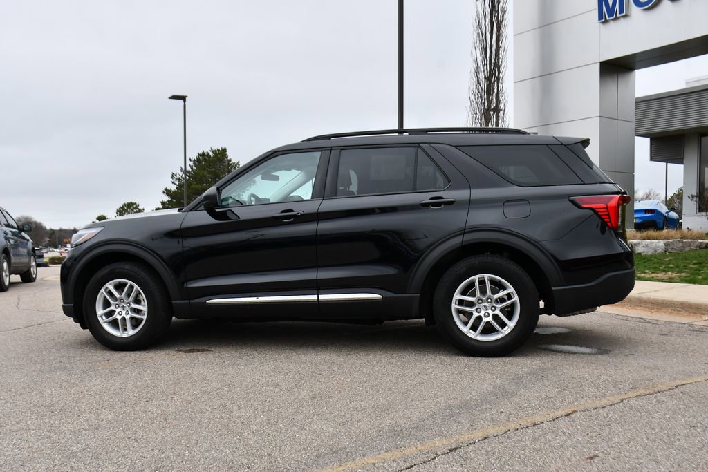 Used 2025 Ford Explorer Active AWD/4WD image 3
