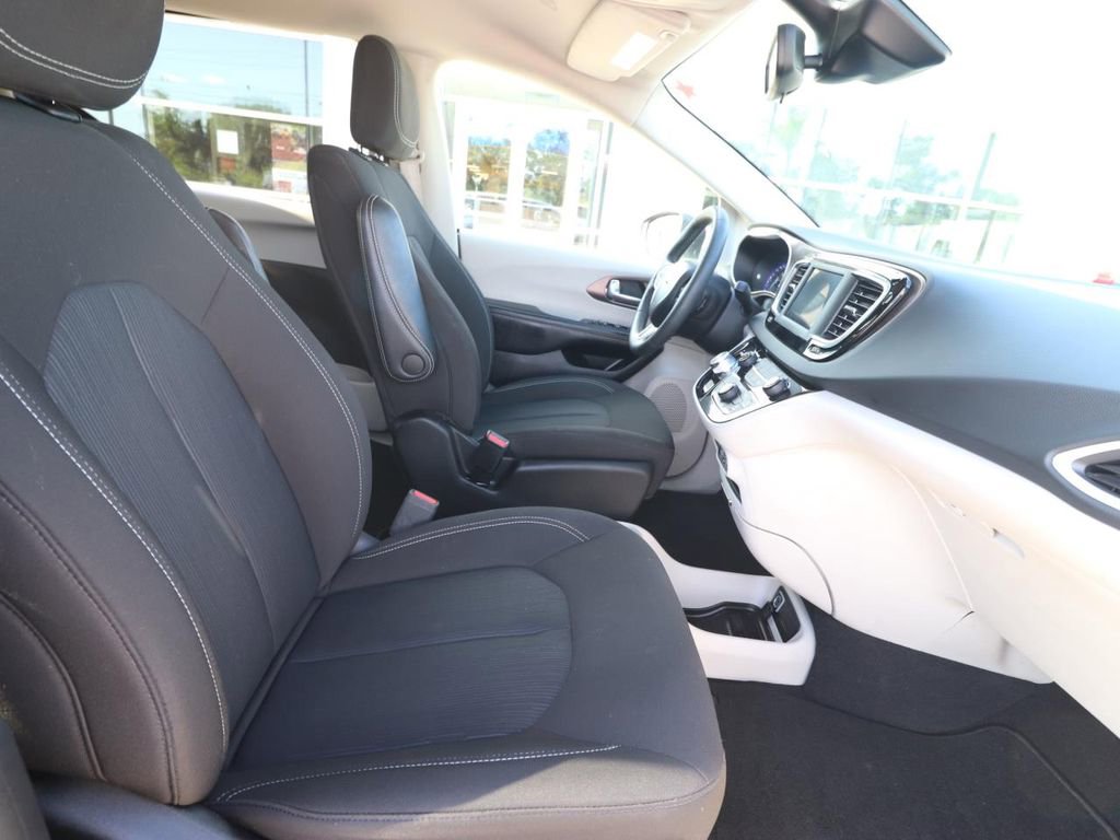 Used 2023 Chrysler Voyager LX image 23