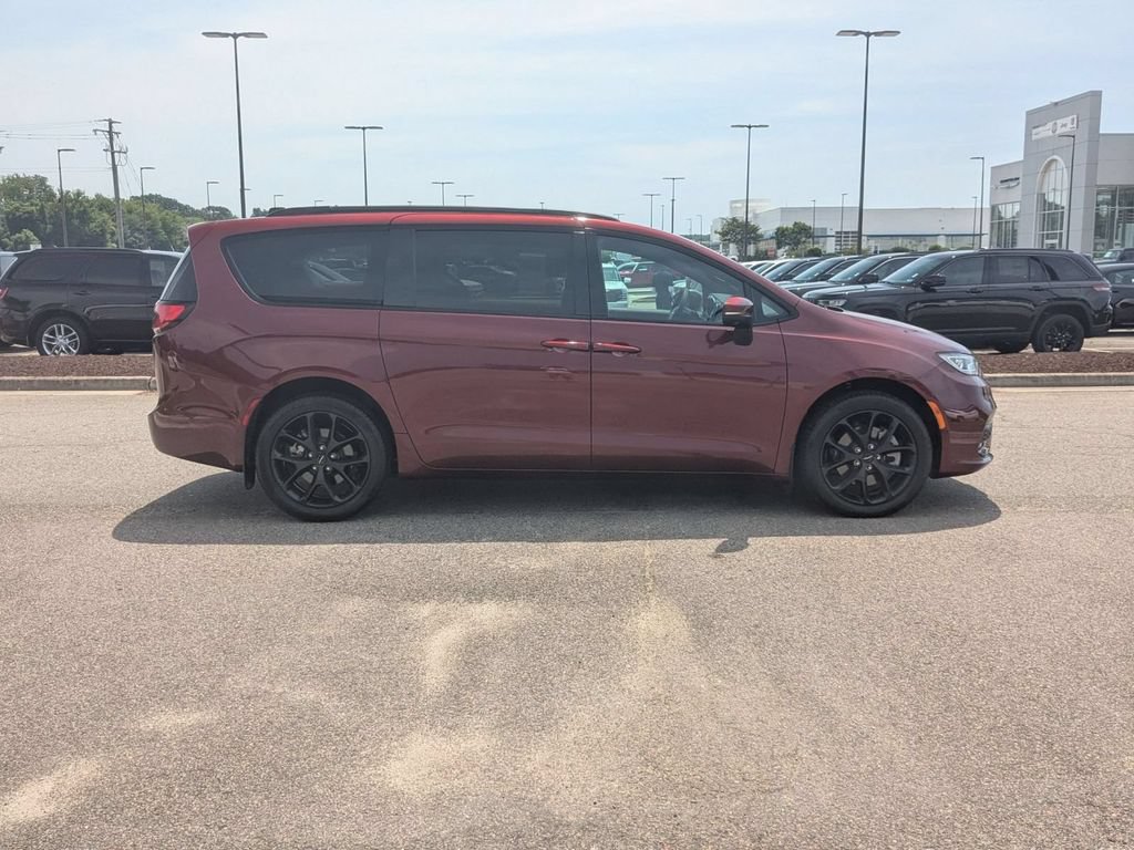 Used 2023 Chrysler Pacifica Touring-L w/ S Appearance Package AWD/4WD image 6
