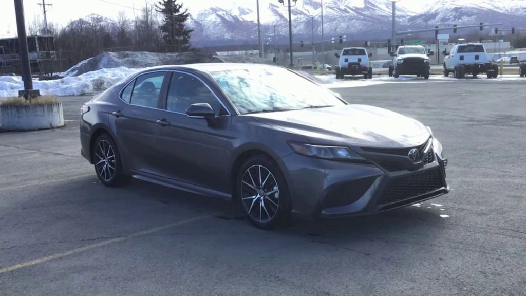 Used 2023 Toyota Camry SE image 2