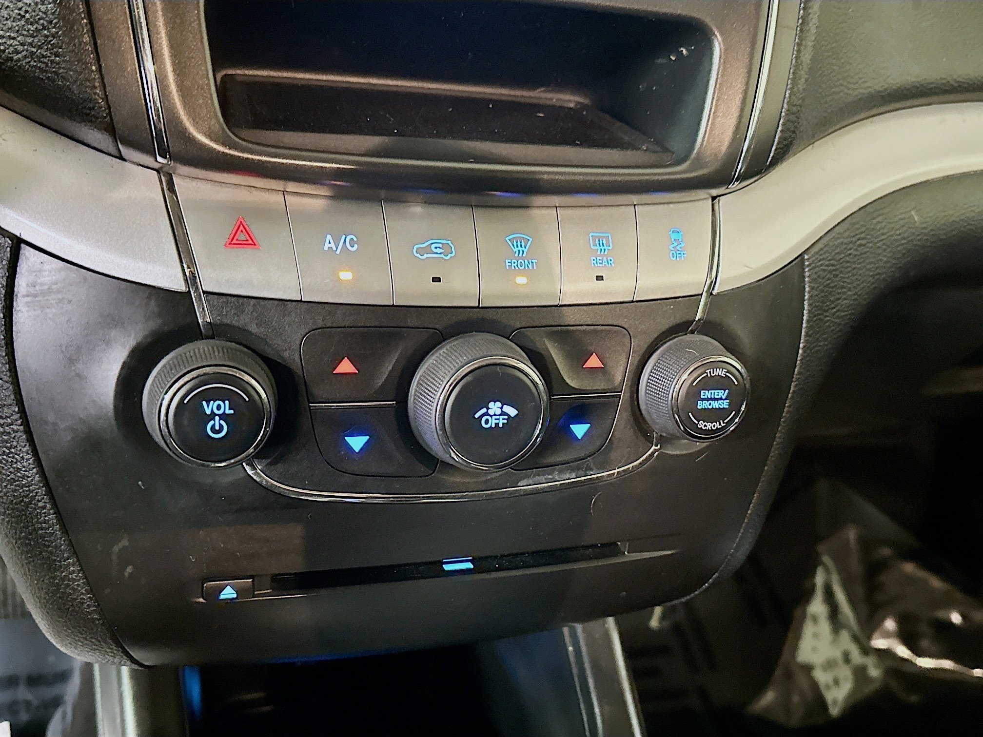 Used 2019 Dodge Journey SE image 15