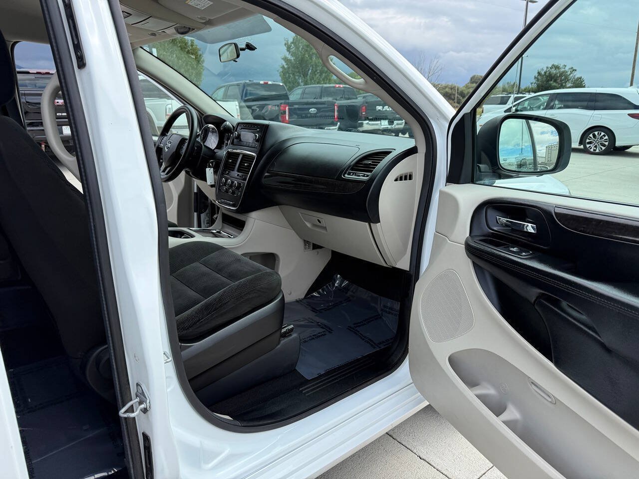 Used 2016 Dodge Grand Caravan SXT FWD image 23