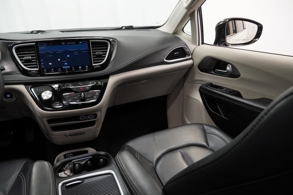 Used 2024 Chrysler Pacifica Limited FWD image 31