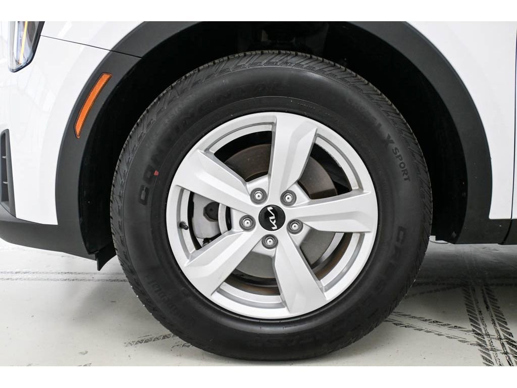 Certified 2025 Kia Sorento LX image 8