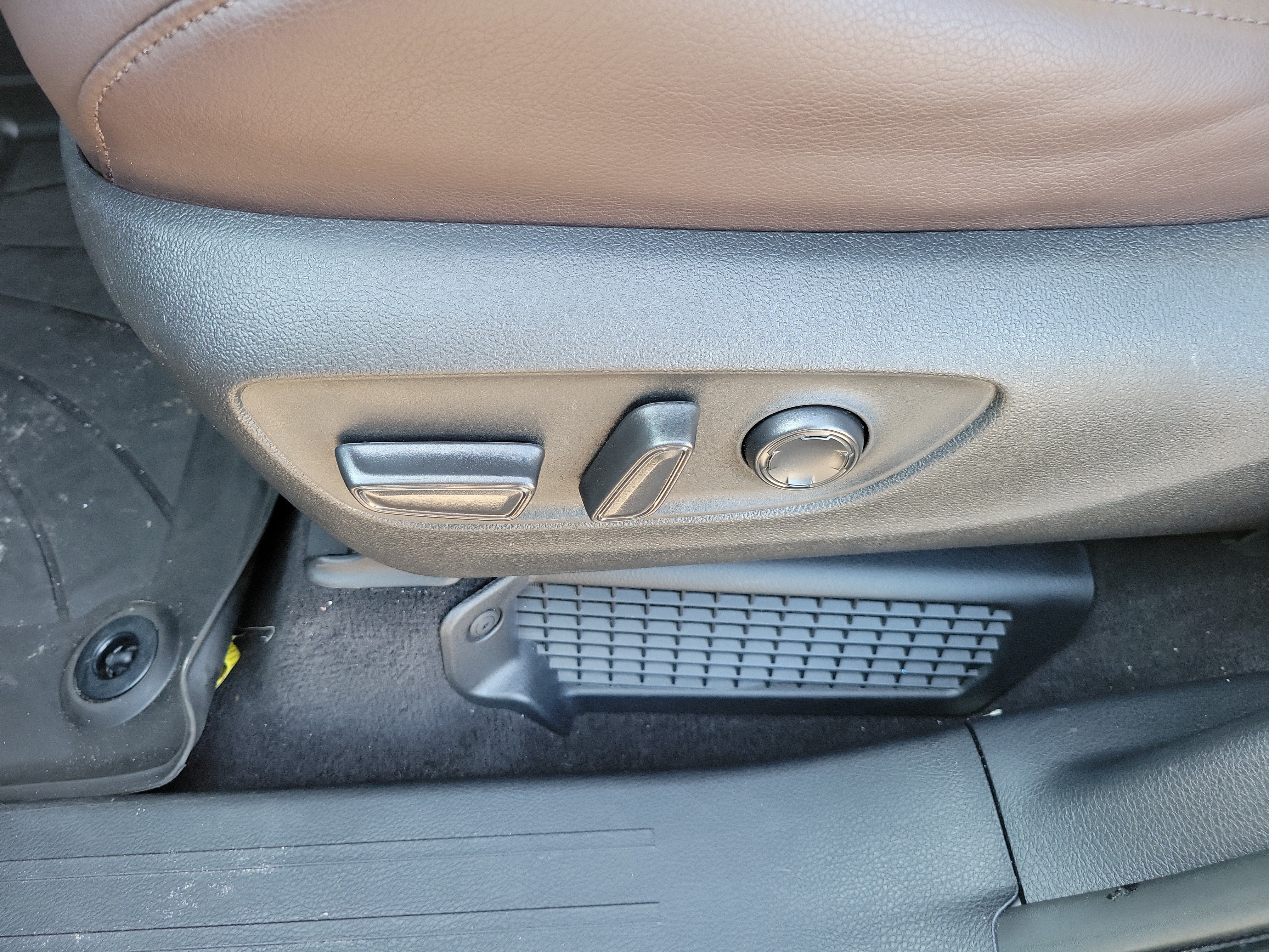 Used 2023 Toyota Sienna Platinum FWD image 26
