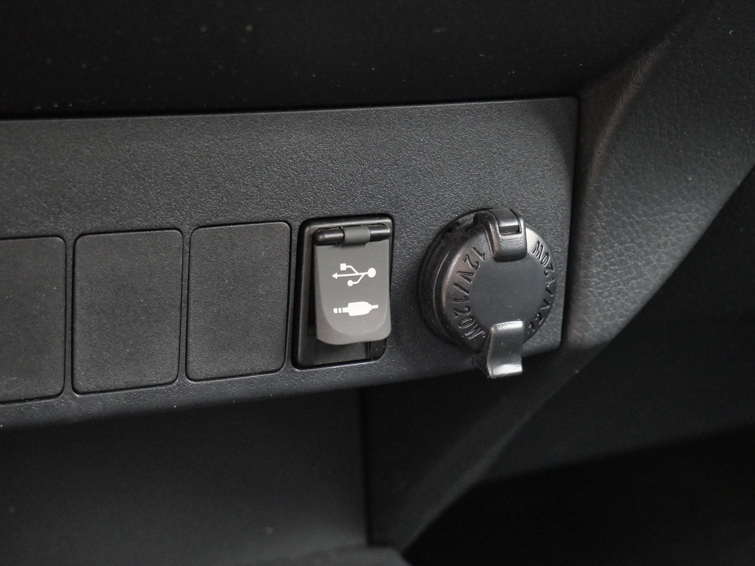 Used 2015 Toyota RAV4 LE AWD/4WD image 25