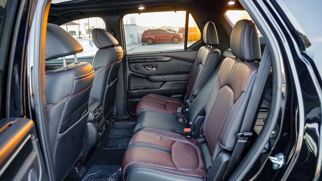 Used 2025 Honda Pilot Black Edition image 23