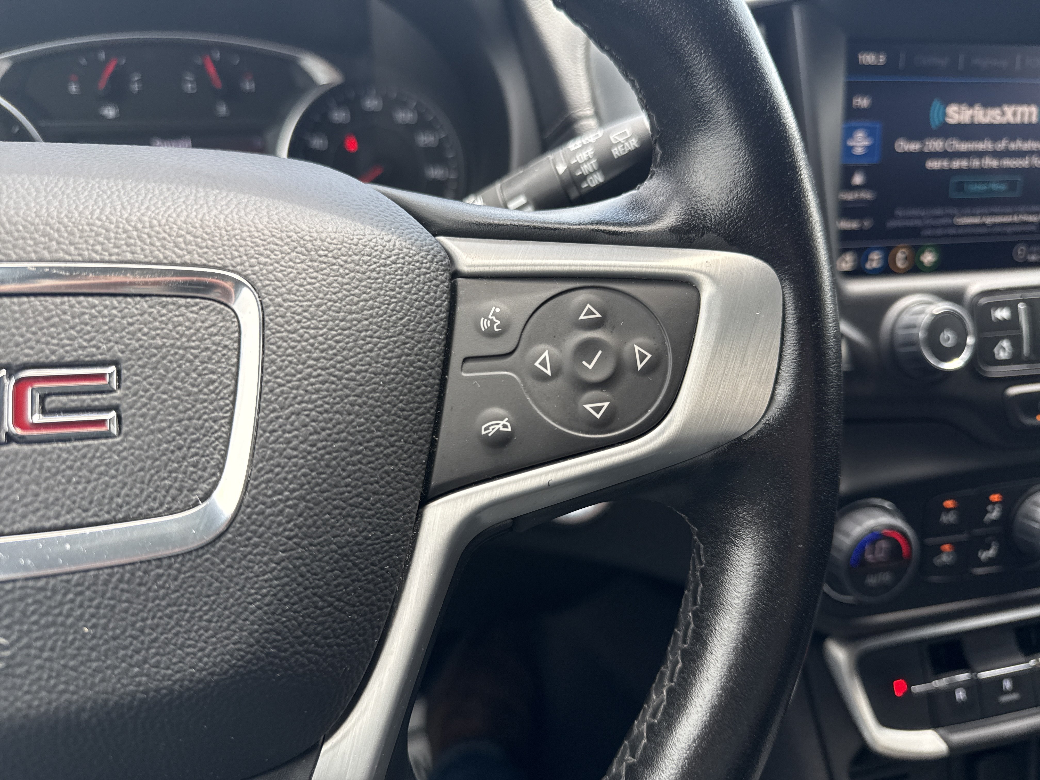 Used 2024 GMC Terrain SLT FWD image 29