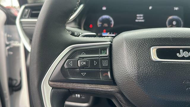 Used 2024 Jeep Grand Cherokee Limited RWD image 16
