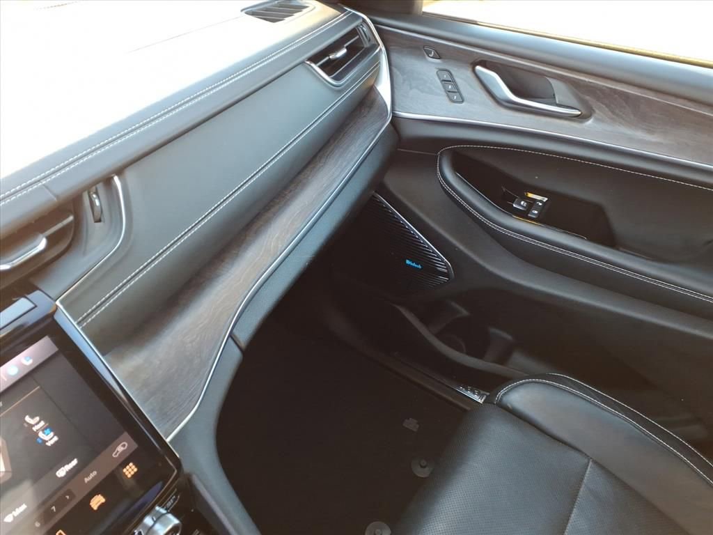 Used 2023 Jeep Grand Cherokee Overland w/ Luxury Tech Group IV image 32