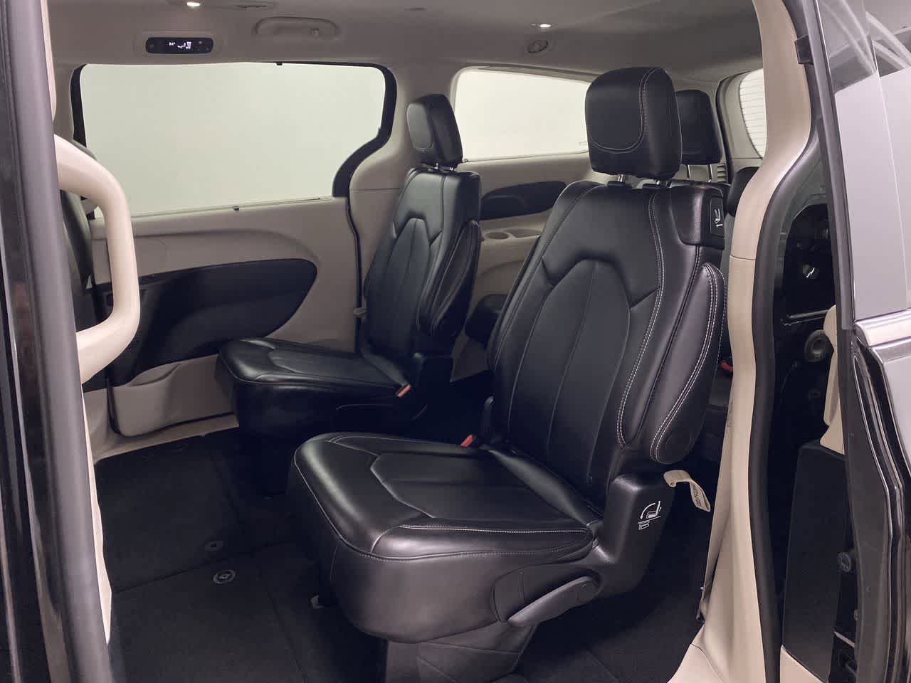 Used 2024 Chrysler Pacifica Touring-L FWD image 17