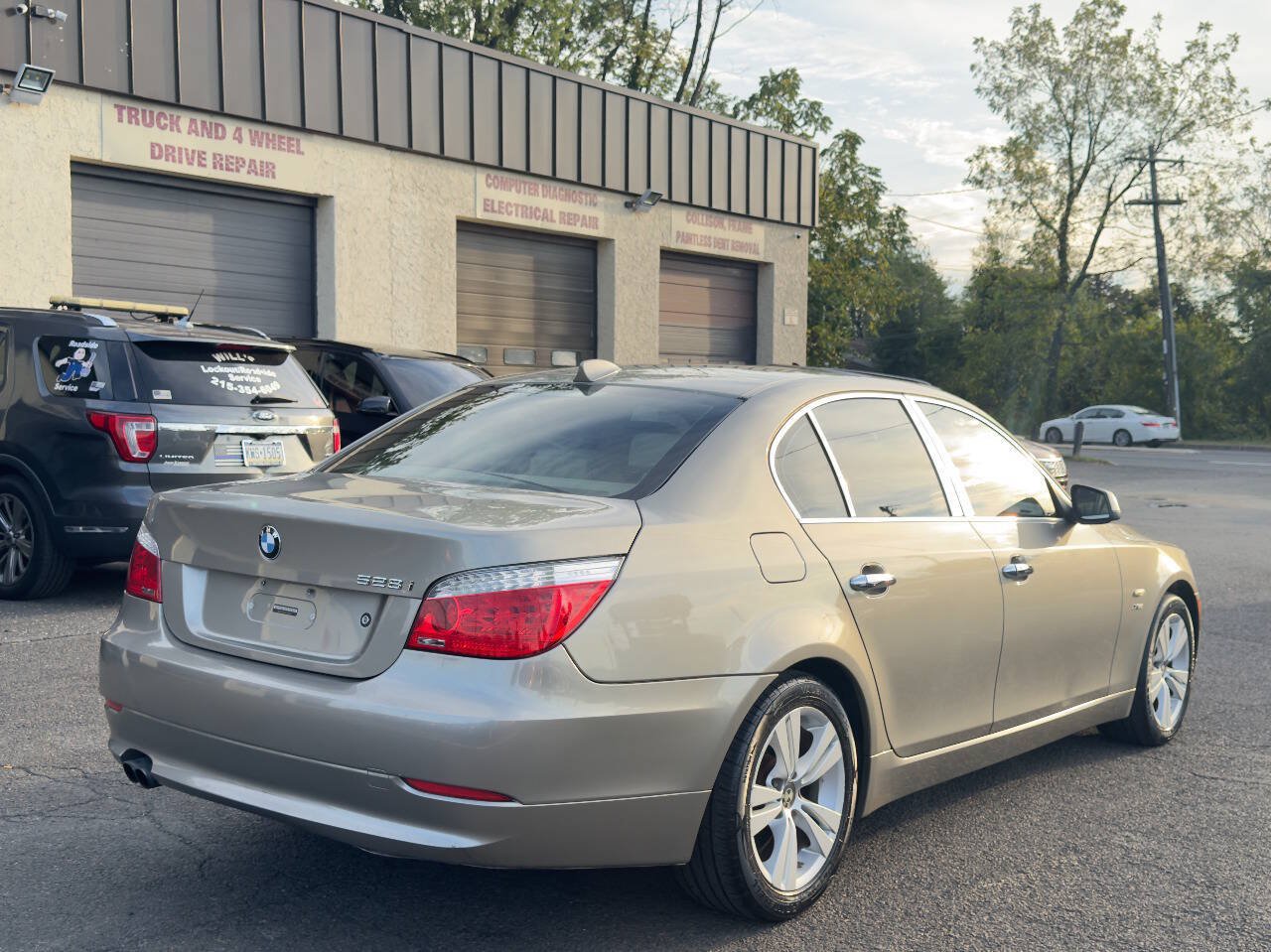 Used 2010 BMW 528i xDrive Sedan AWD/4WD image 6