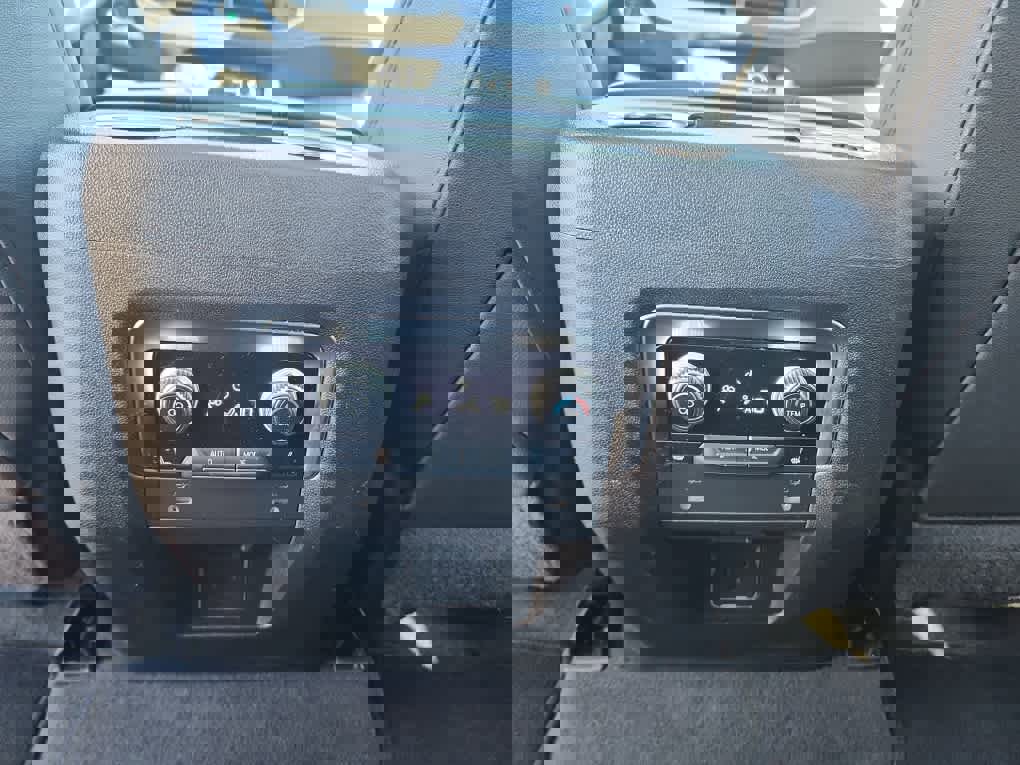 Used 2022 GMC Yukon SLT w/ SLT Luxury Package image 16