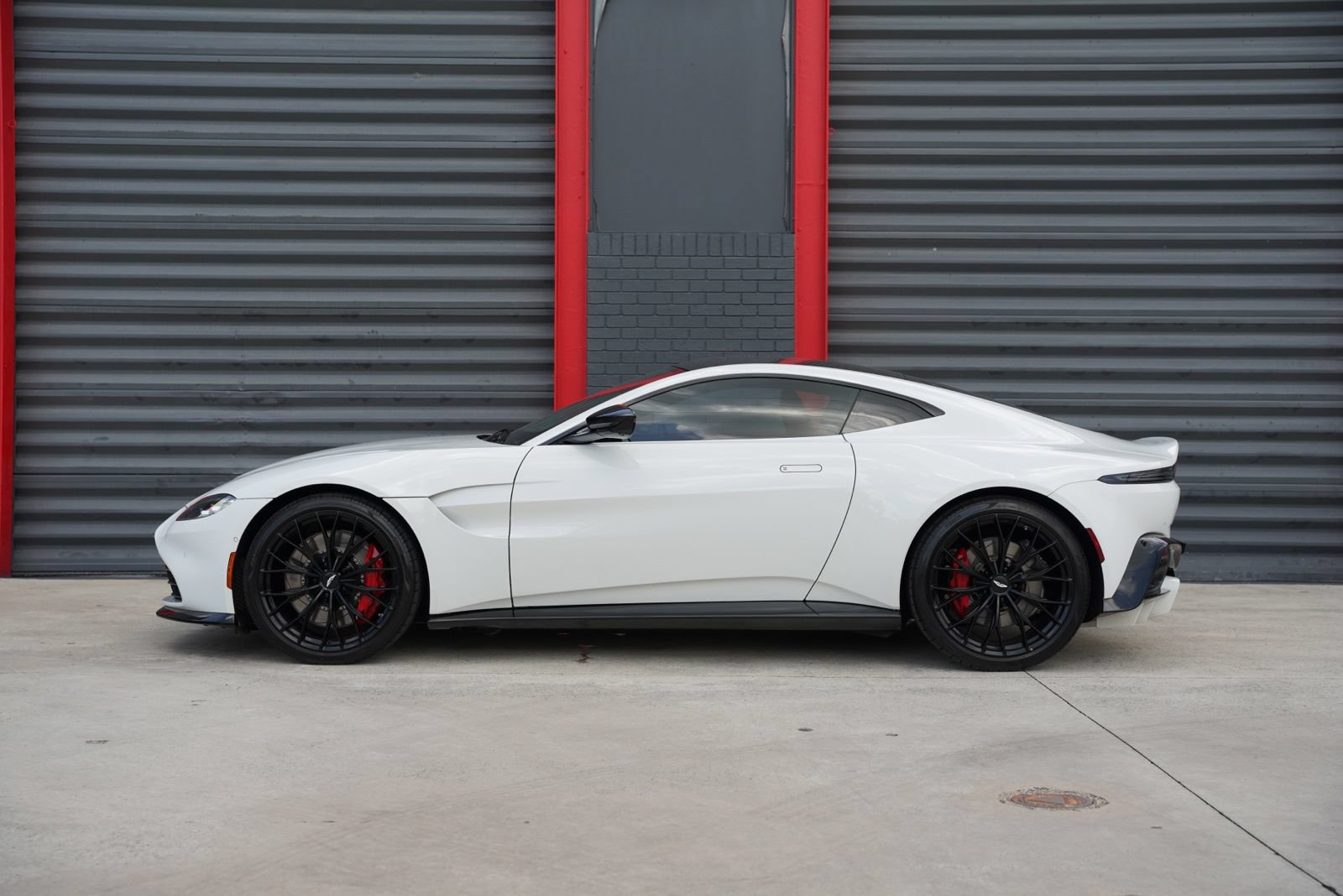 Used 2023 Aston Martin V8 Vantage Coupe RWD image 10