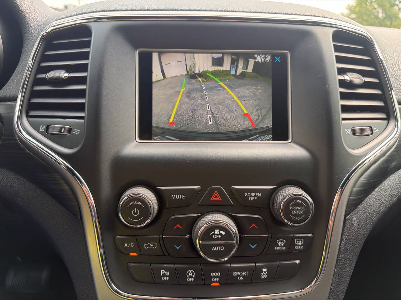 Used 2019 Jeep Grand Cherokee Laredo AWD/4WD image 15