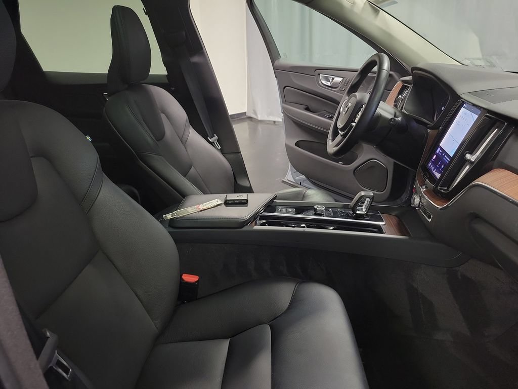 Used 2023 Volvo XC60 B5 Plus AWD/4WD image 30