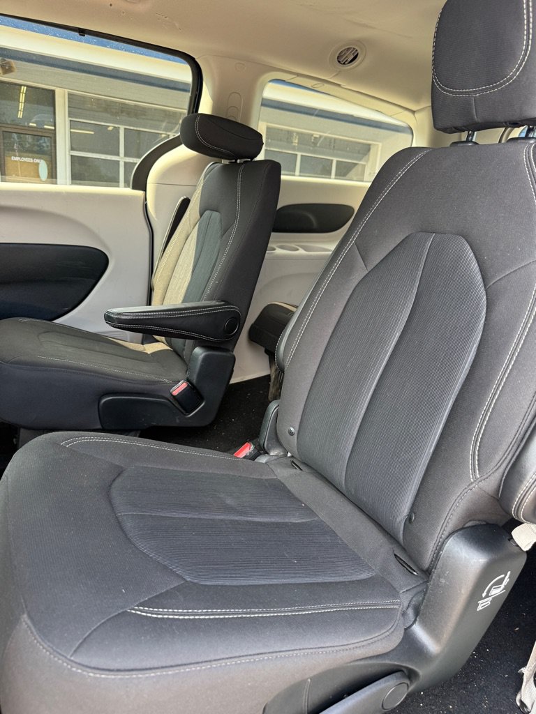 Used 2020 Chrysler Voyager LX FWD image 11