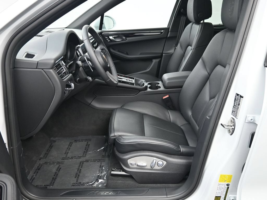 Certified 2025 Porsche Macan Turbo AWD/4WD image 10
