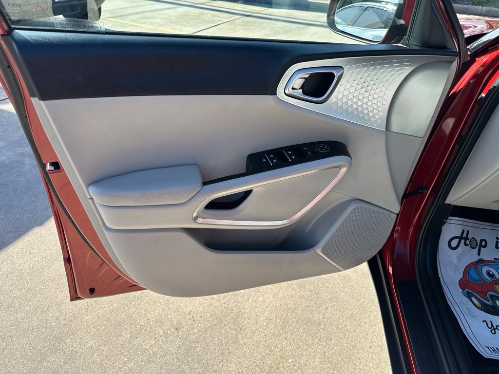 Used 2025 Kia Soul LX w/ LX Technology Package FWD image 11
