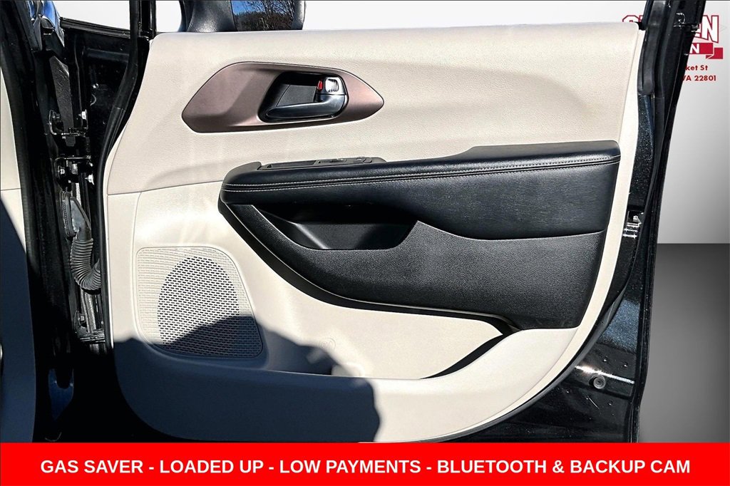 Used 2022 Chrysler Voyager LX image 26