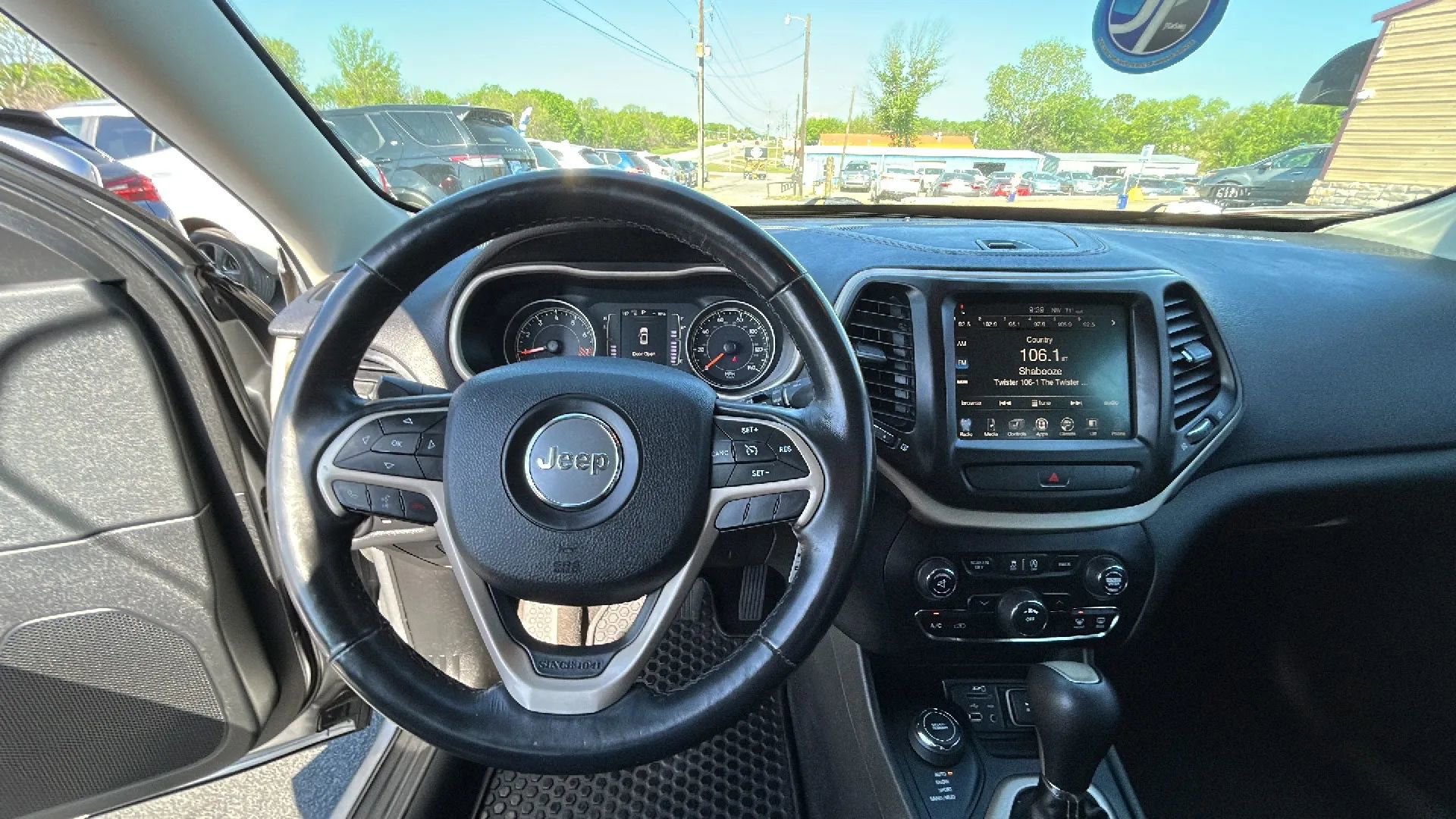 Used 2015 Jeep Cherokee Latitude w/ Cold Weather Group AWD/4WD image 17