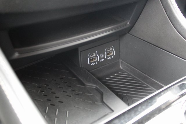 Used 2025 Chrysler Pacifica Limited image 23