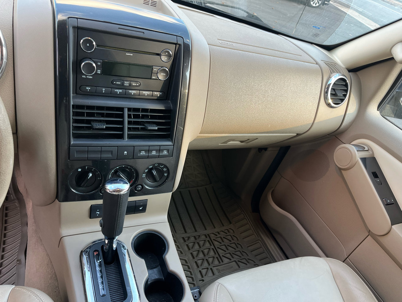 Used 2010 Ford Explorer XLT image 13