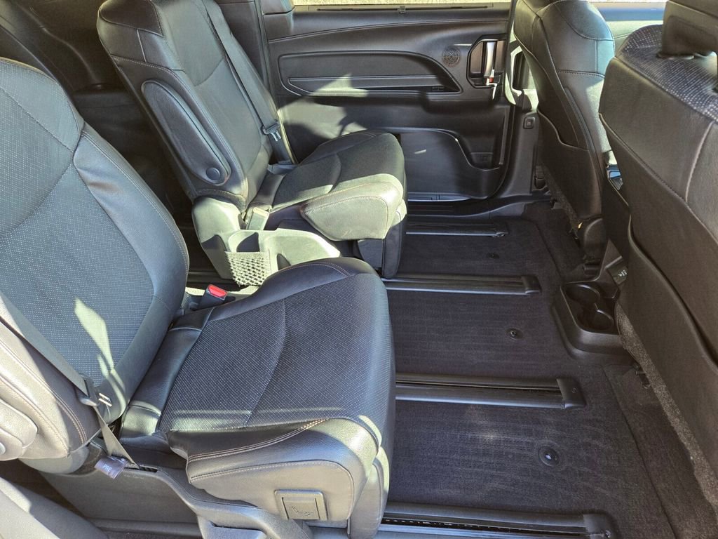 Used 2025 Toyota Sienna Limited image 18