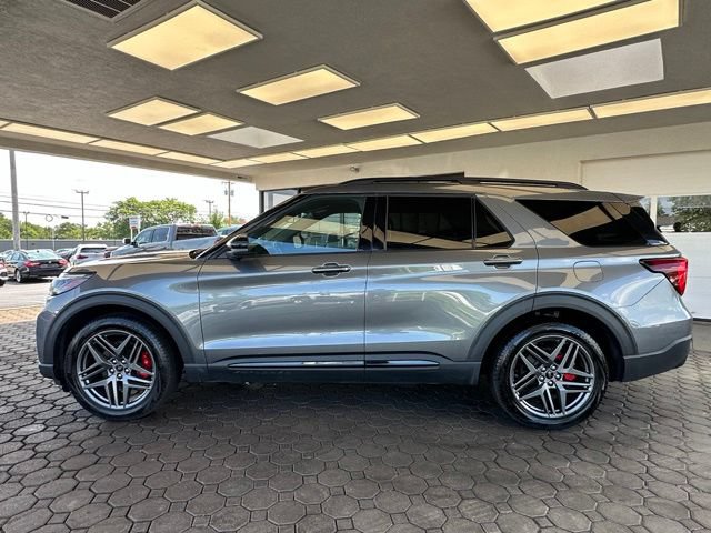 Used 2025 Ford Explorer ST AWD/4WD image 2
