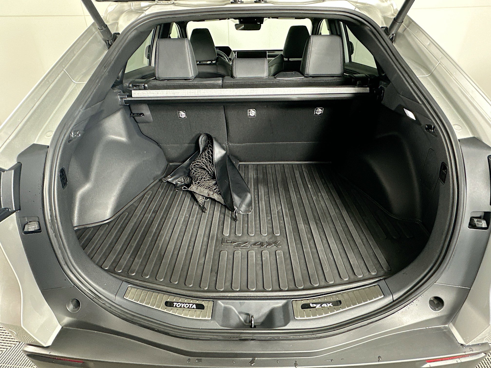 Used 2024 Toyota bZ4X XLE w/ Weather Package FWD image 30