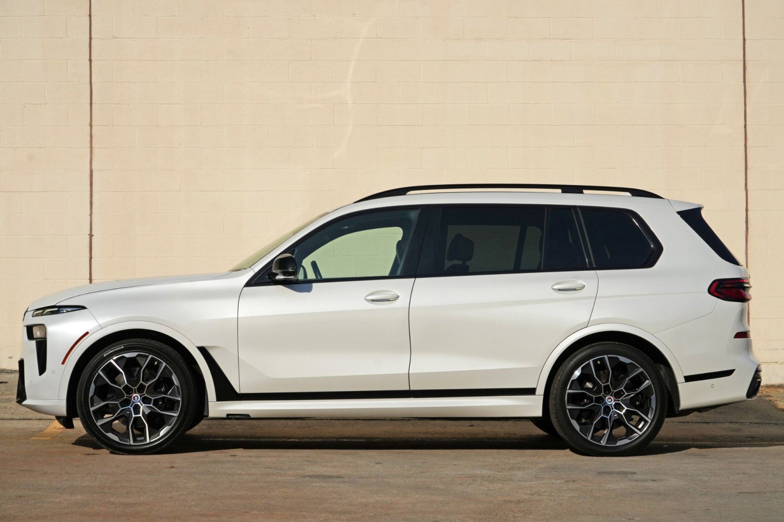 Used 2023 BMW X7 M60i w/ Climate Comfort Package AWD/4WD image 9