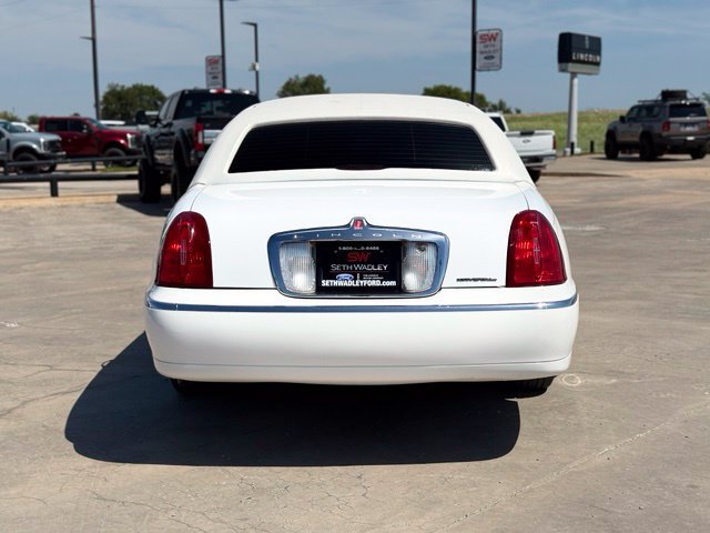 Used 2002 Lincoln Town Car Executive RWD image 7