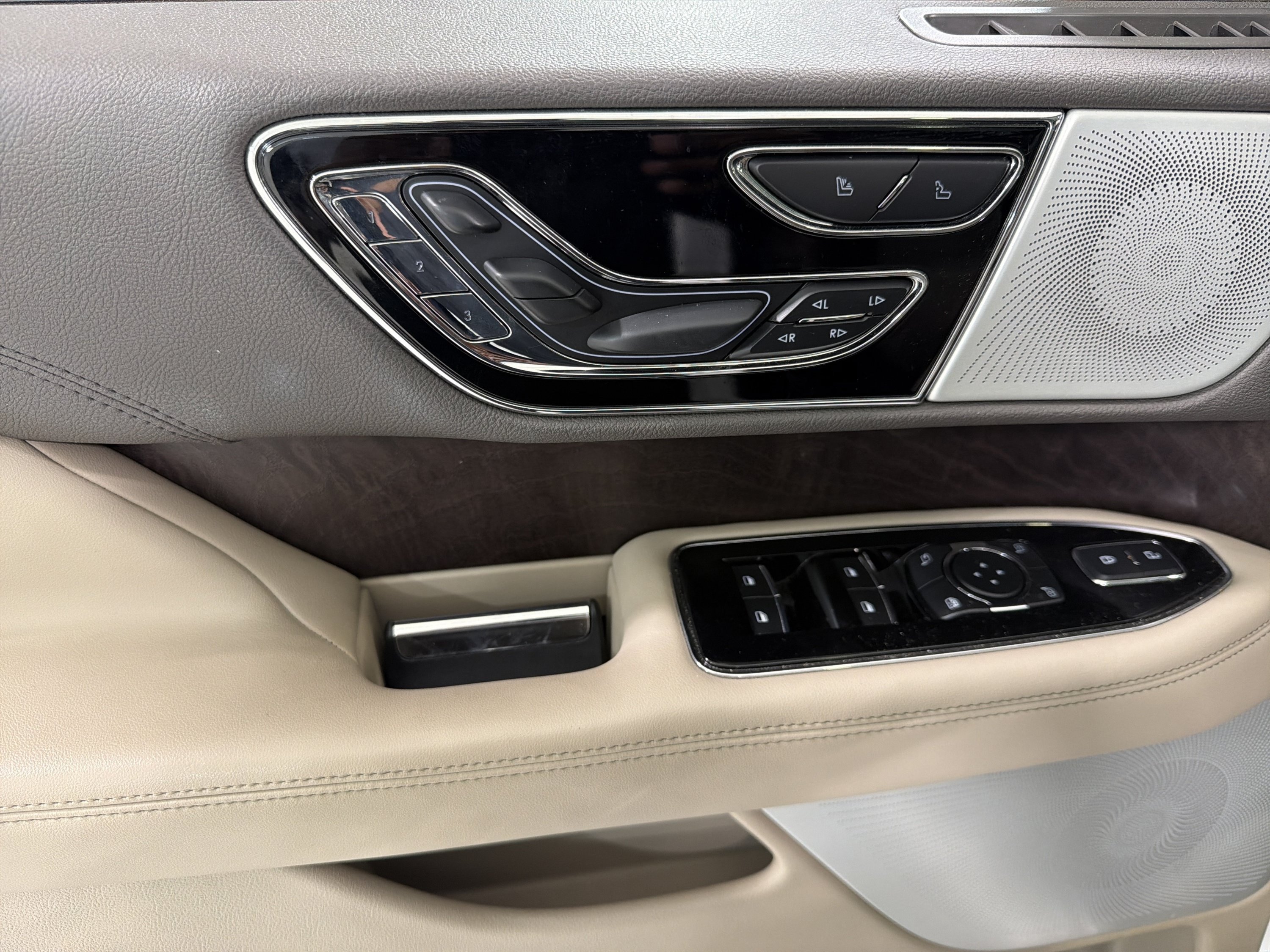 Used 2022 Lincoln Navigator Reserve AWD/4WD image 15