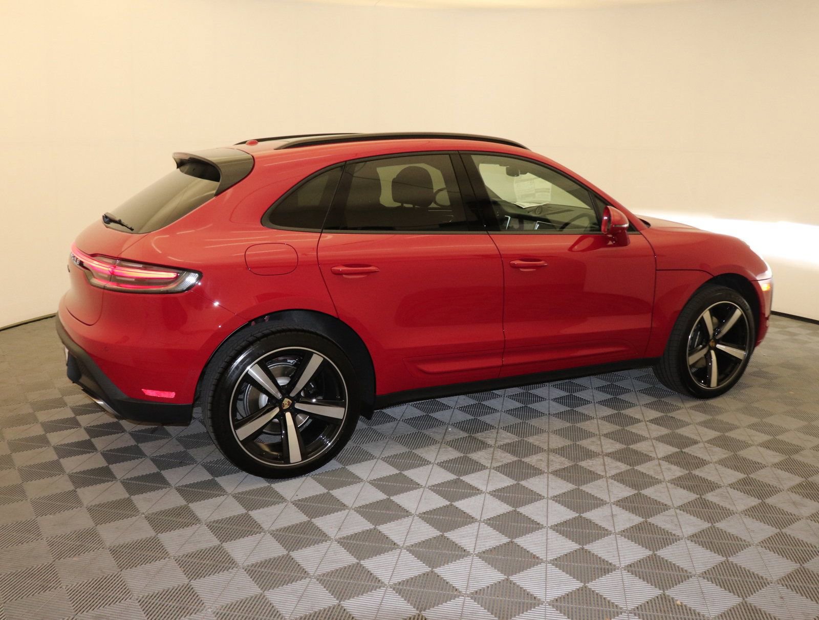 Used 2025 Porsche Macan image 10