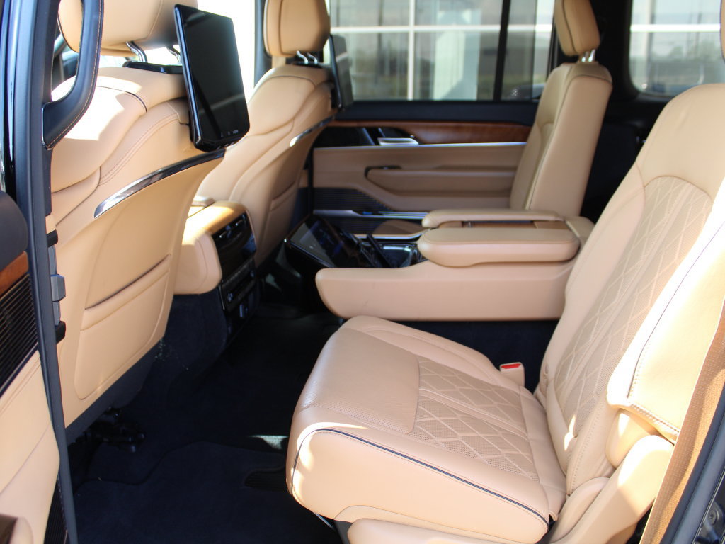 Used 2023 Jeep Grand Wagoneer Series III w/ Rear Seat Video Group 1 AWD/4WD image 18