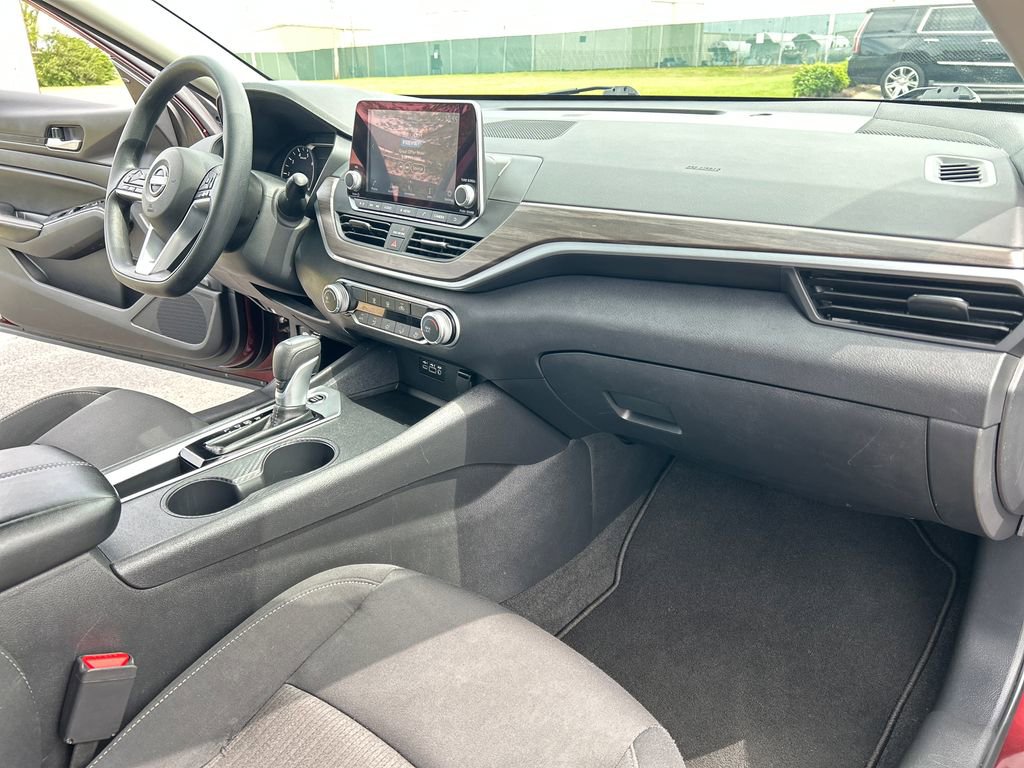 Used 2025 Nissan Altima 2.5 SV FWD image 30