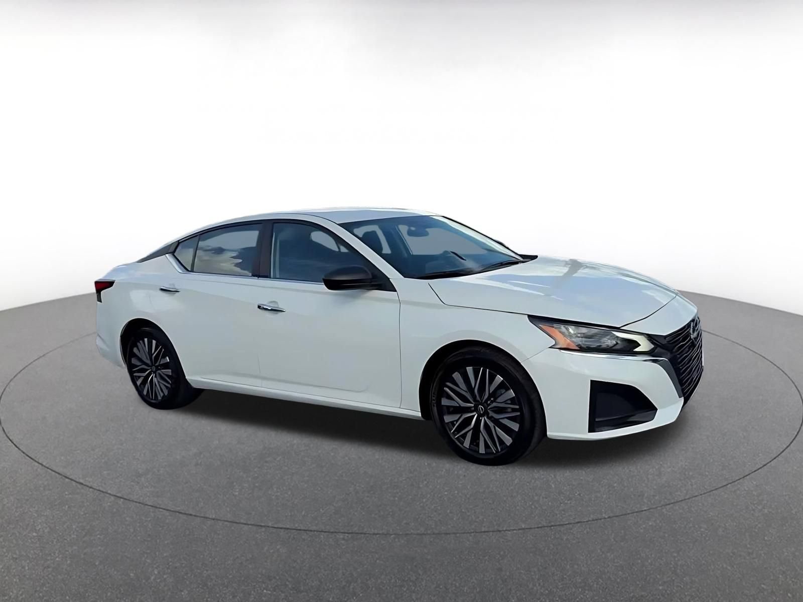Used 2025 Nissan Altima 2.5 SV FWD image 2
