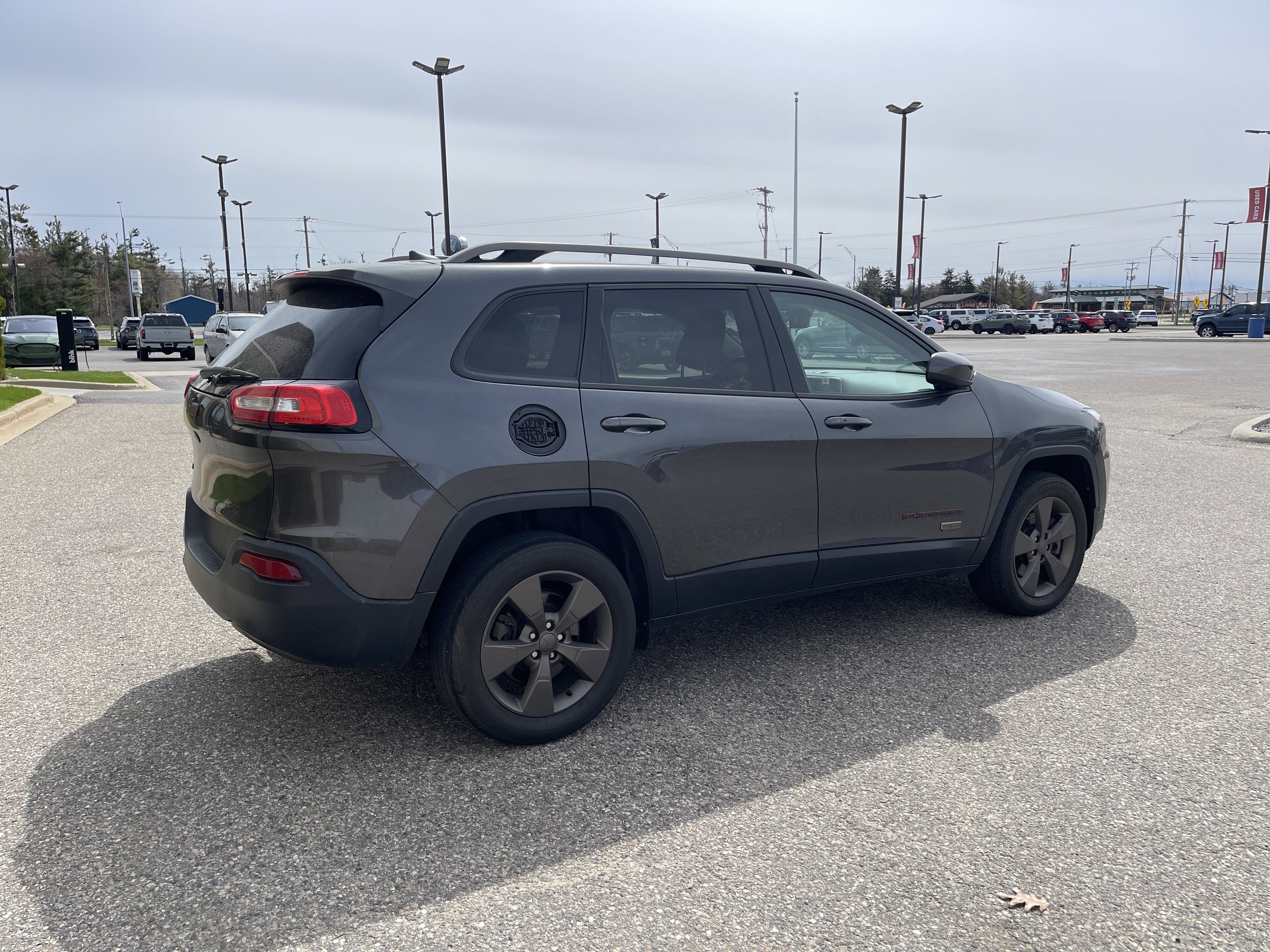 Used 2017 Jeep Cherokee Latitude AWD/4WD image 4