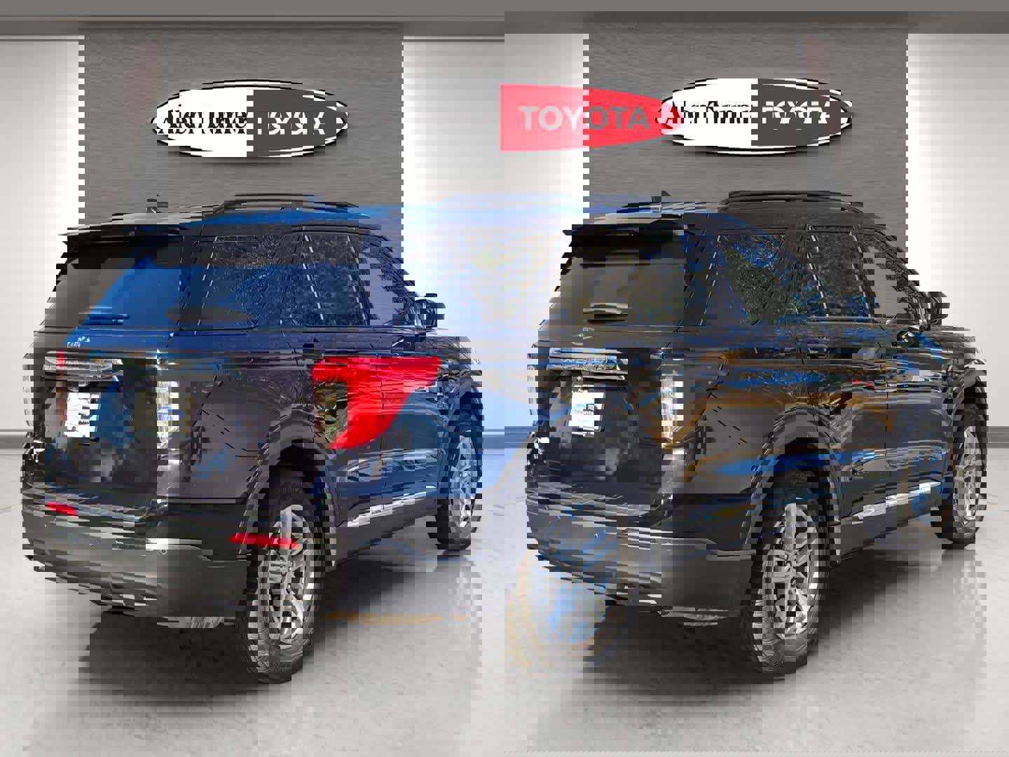 Used 2024 Ford Explorer XLT image 6