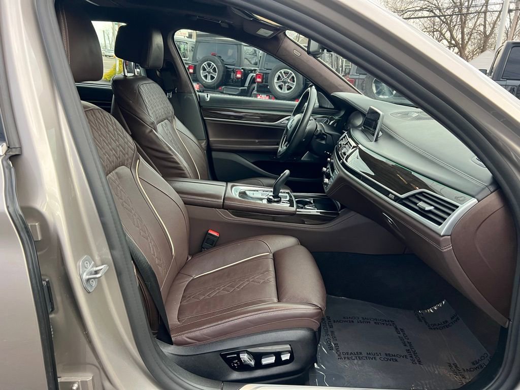 Used 2021 BMW 750i xDrive w/ Executive Package AWD/4WD image 31