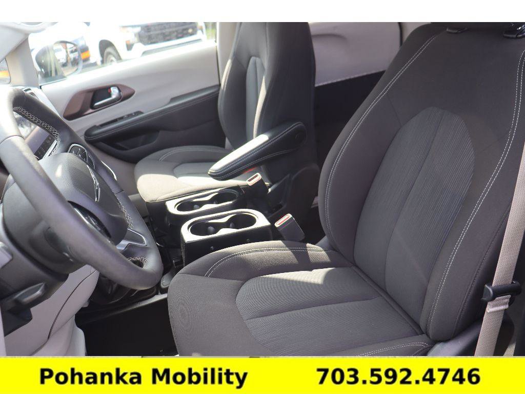Used 2023 Chrysler Voyager LX image 24