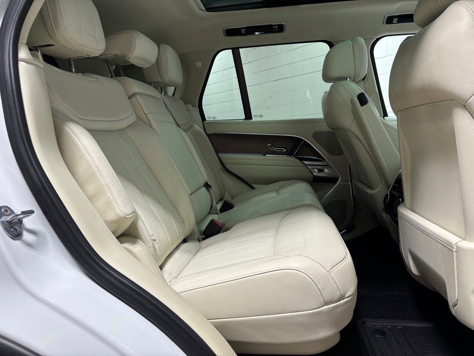 Used 2023 Land Rover Range Rover SE image 39