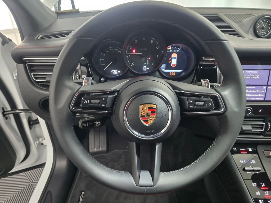 Certified 2025 Porsche Macan image 15