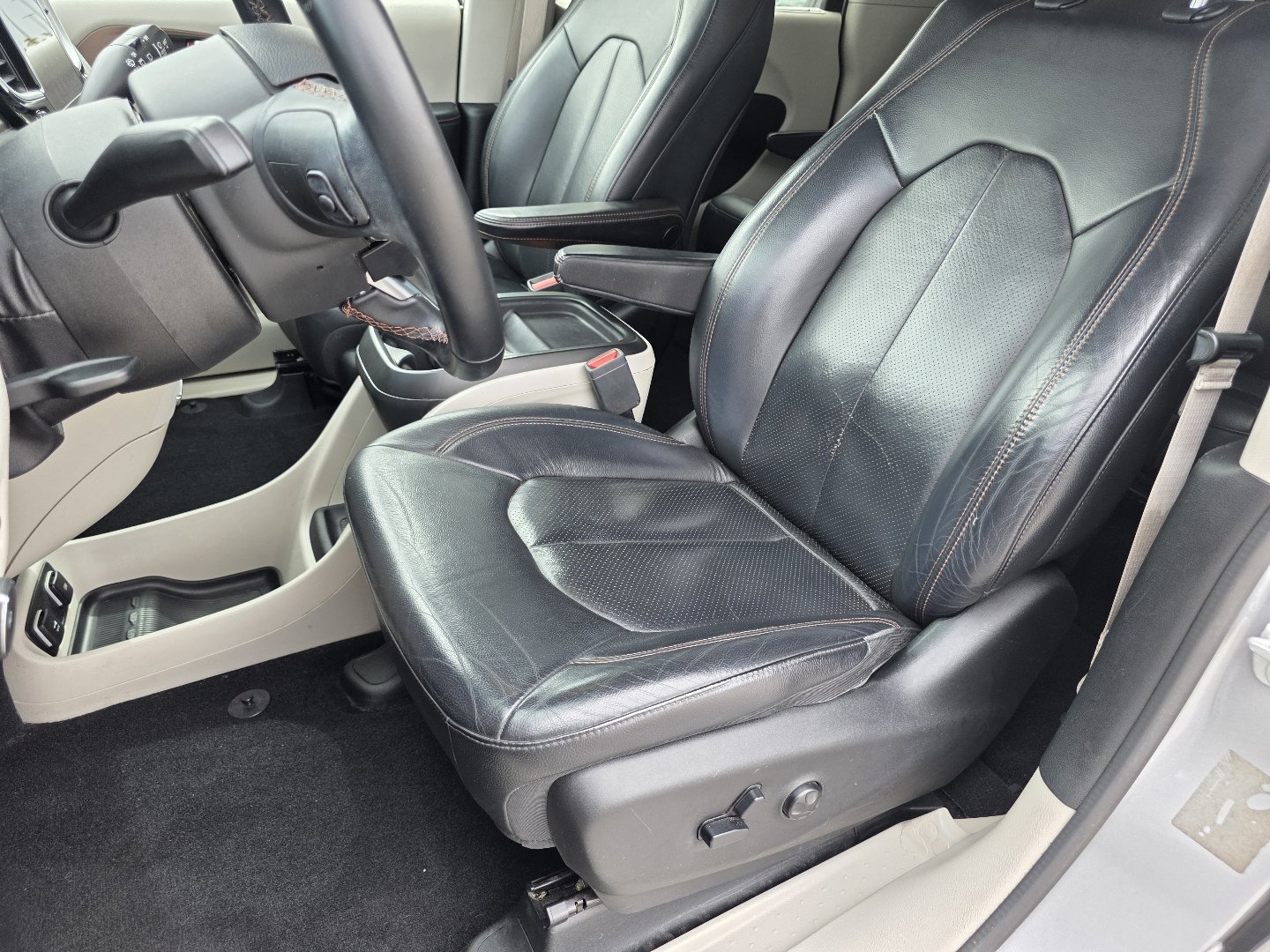 Used 2018 Chrysler Pacifica Touring-L w/ Premium Audio Group FWD image 22