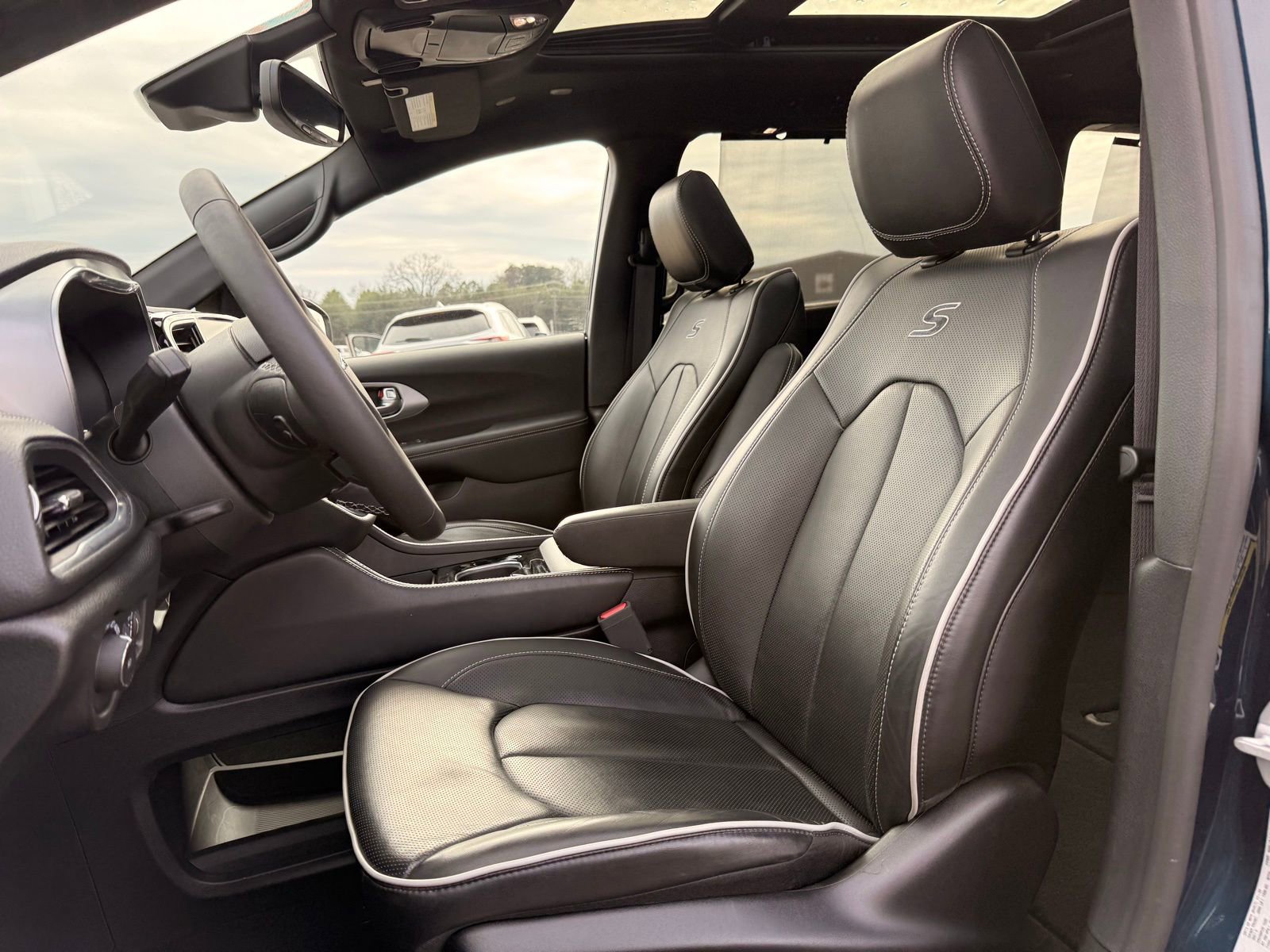 Used 2025 Chrysler Pacifica Limited image 14